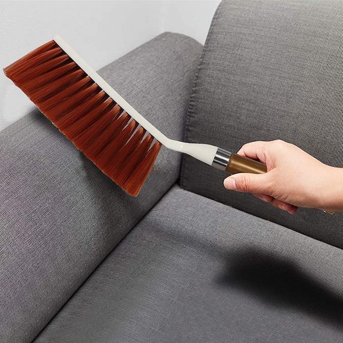 Vệ sinh sofa đơn giản bằng chổi, sạch nhanh chóng