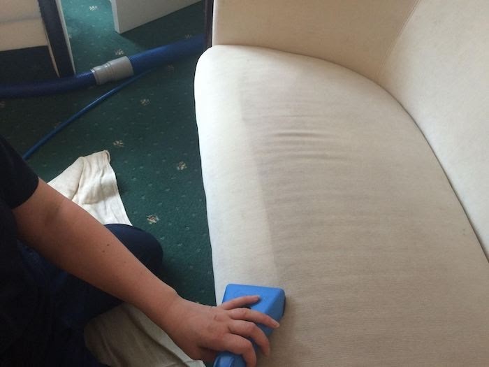 Làm sạch sofa nhanh chóng bằng máy móc, công nghệ hiện đại Làm sạch sofa nhanh chóng bằng máy móc, công nghệ hiện đại