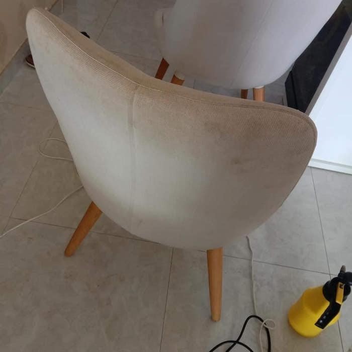 Sofa bẩn sẽ bị đổi màu, lem luốc, mất thẩm mỹ cho cả không gian Sofa bẩn sẽ bị đổi màu, lem luốc, mất thẩm mỹ cho cả không gian