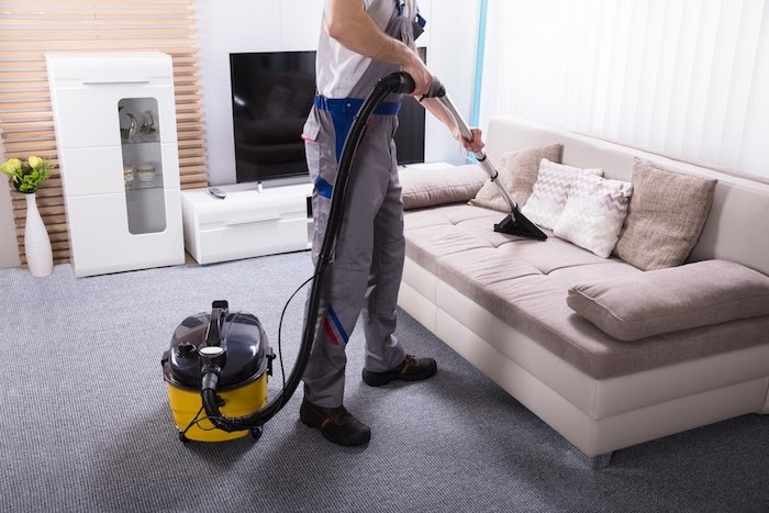 Cần vệ sinh sofa thường xuyên để được sạch sẽ và an toàn