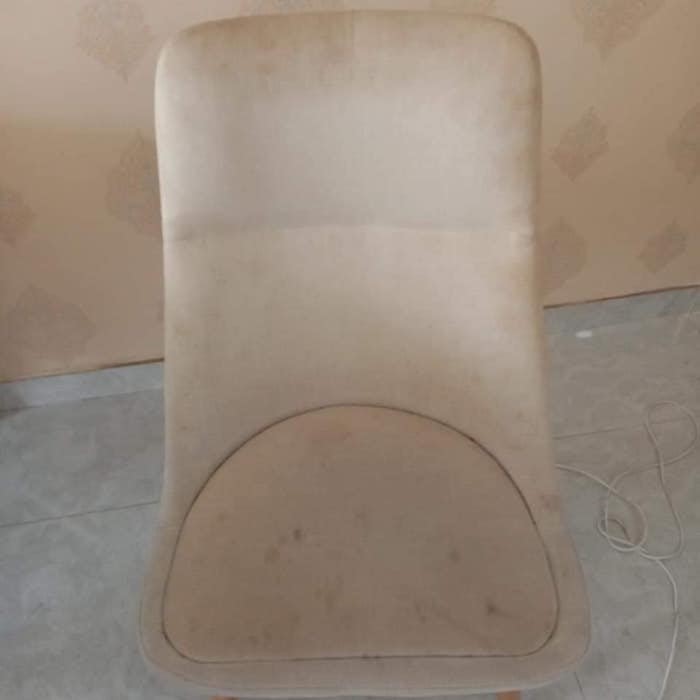 Ghế sofa bẩn trông rất tối màu, mất thẩm mỹ